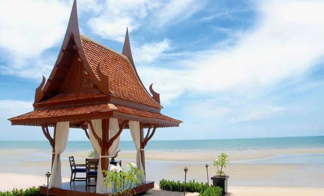 Oceanfront dining at Hua Hin Anantara.