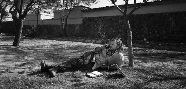 Stephen Dupont on the job as a photographer (by Luigi Baldelli)