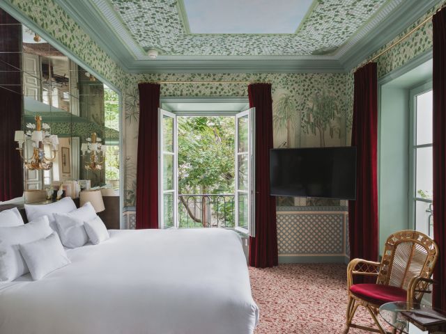a suite at Hôtel Particulier Montmartre with garden view