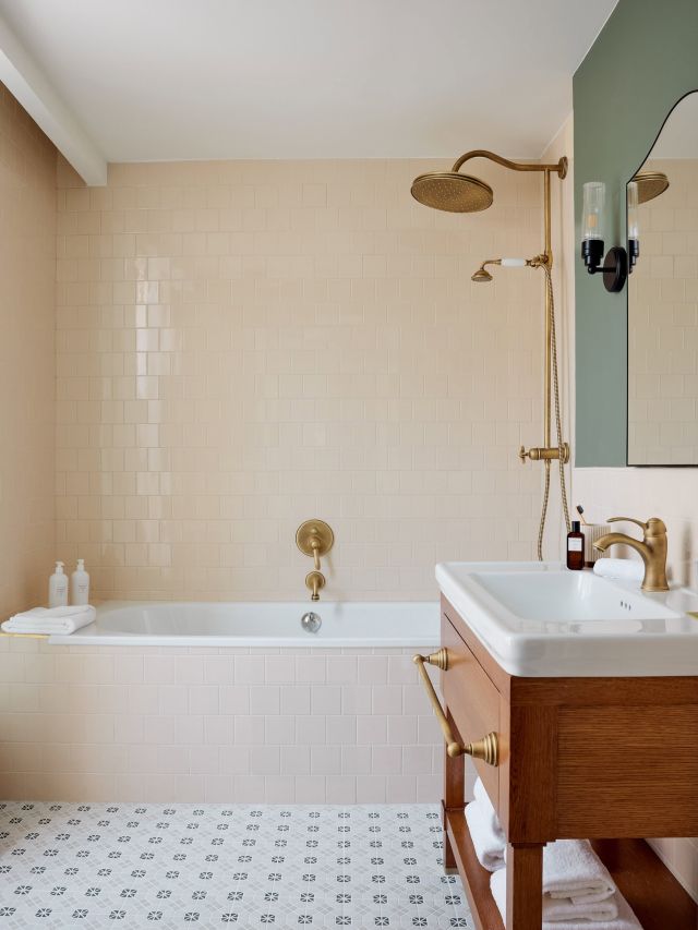 a shower with private tub at Hôtel Noucha