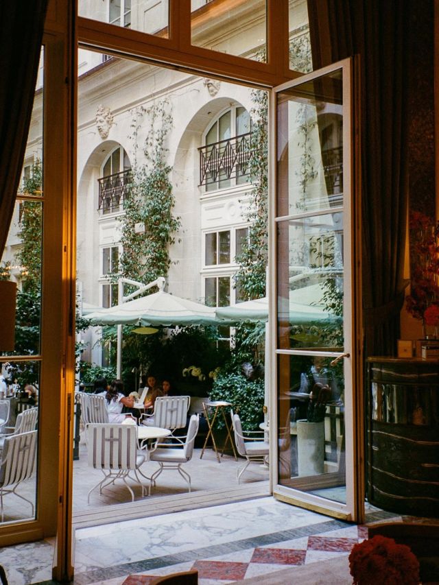 the courtyard at Rosewood Hôtel de Crillon