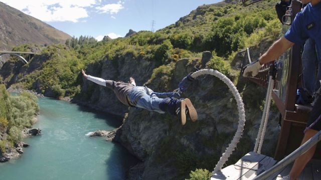 Bungy jumping above the Waiau River