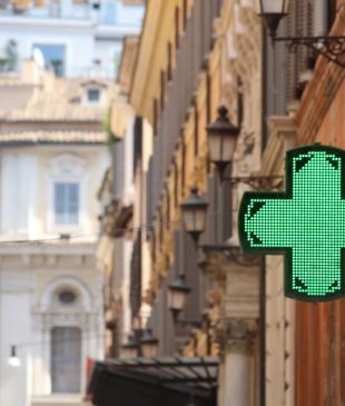 8 best tips to avoid getting sick while travelling