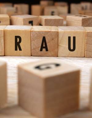 How to avoid a travel scam