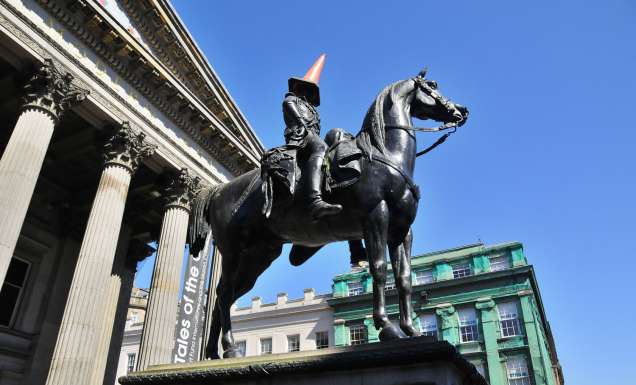 Duke of Wellington statue sporting a traffic cone.