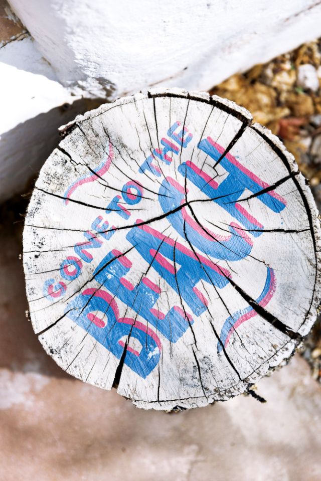 ‘Gone to the beach’ – La Galeria Elefante store (lagaleria elefante.com)