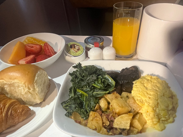 breakfast onboard Emirates A380