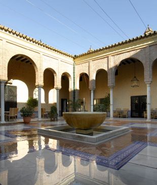 What is a Spanish paradors and how can we stay in one?