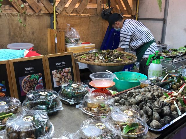 seafood delicacy stall at Jodd Fairs night market