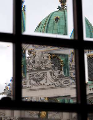 he Imperial Palace seen from the windows of modernist Looshaus highlights Vienna’s architectural contrasts.