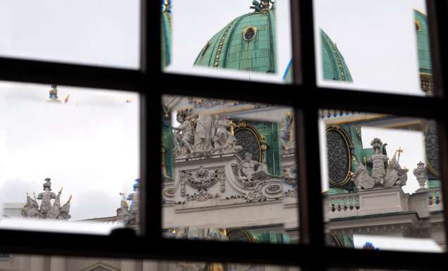 he Imperial Palace seen from the windows of modernist Looshaus highlights Vienna’s architectural contrasts.
