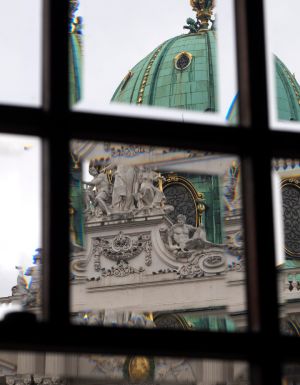 he Imperial Palace seen from the windows of modernist Looshaus highlights Vienna’s architectural contrasts.