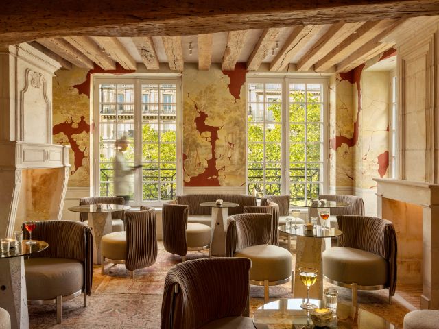 a cozy lounge area at CRAVAN Paris 6e