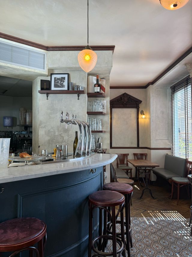 Classique bar in Paris