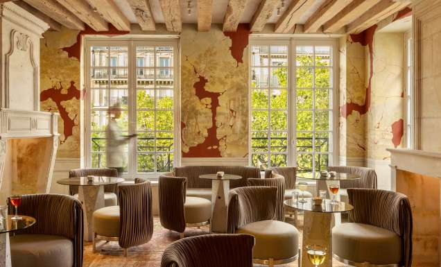 a cozy lounge area at CRAVAN Paris 6e