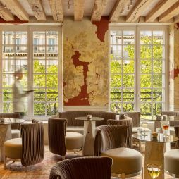 a cozy lounge area at CRAVAN Paris 6e
