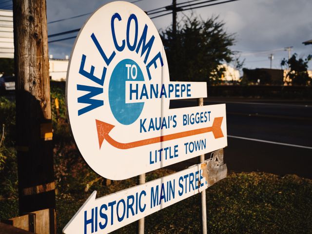 a welcome sign to Hanapēpē