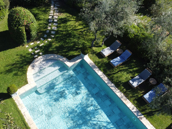 the pool with sun loungers at Villa Bordoni 
