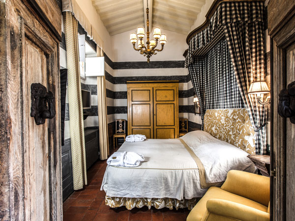 the elegant bedroom at Villa Bordoni 