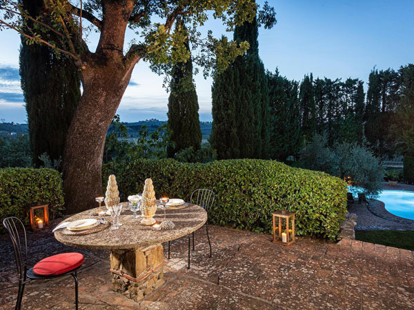 al fresco dining at Villa La Quercia, Tuscany, Italy