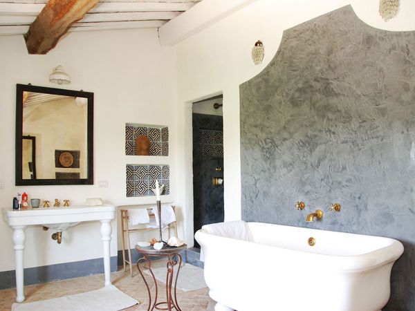a suite with elegant tub at Villa Le Porciglia