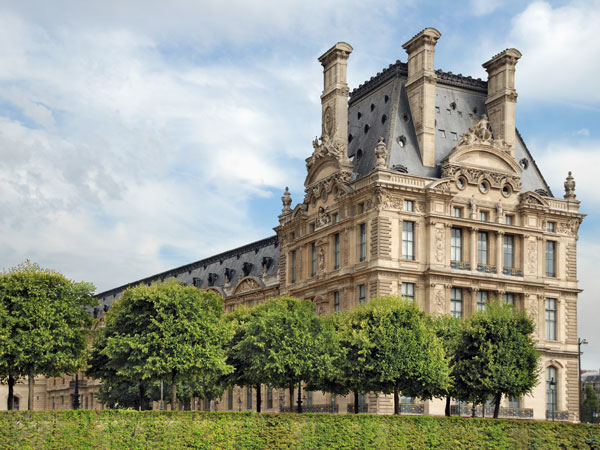 The facade of the Lourve
