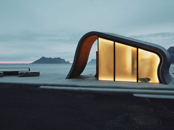 the wave-shaped toilet building in Ureddplassen