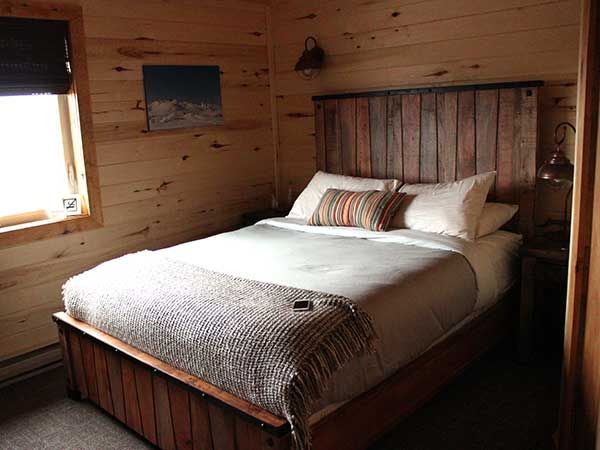 bedroom, Seal River Heritage Lodge, Manitoba