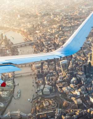 Aeroplane circles back over London to land
