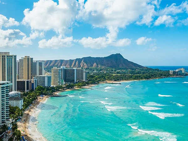 Honolulu foreshore with beach and shops