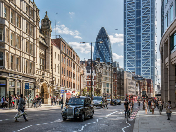 People-walking-the-streets-of-London