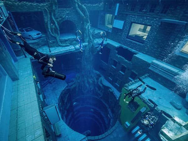 Deep diving in underwater city, Deep Dive Dubai
