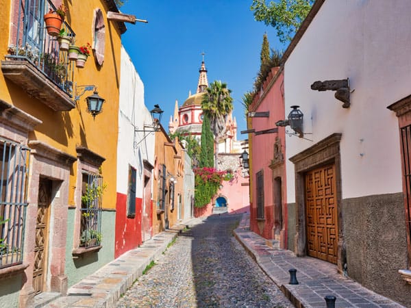 Colourful buildings and streets of San Miguel de Allende in historic city centre. (Image: Getty Images)