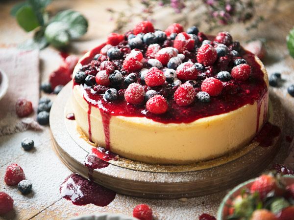 A New York cheesecake topped with berries.
