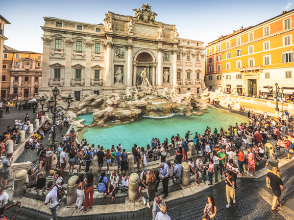 Tourists at Trevi Fountain at risk of being pickpocketed.