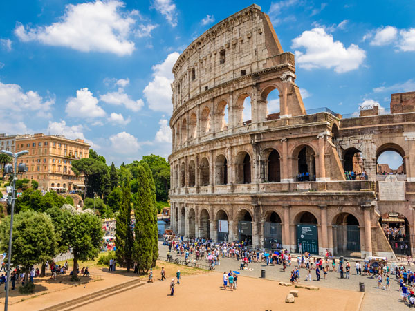 Tourists at the Colosseum are at risk of being pickpocketed.