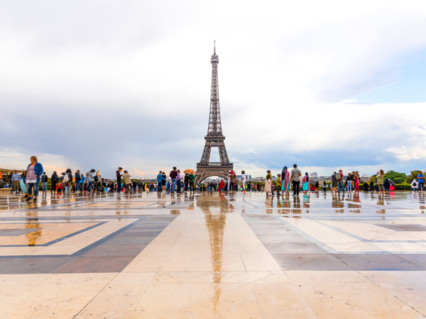 Tourists at the Eiffel Tower at risk of being pickpocketed.