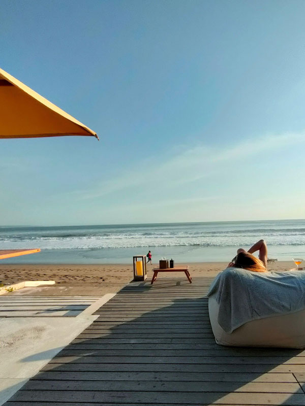 A beach deck in Alila Seminyak, Indonesa