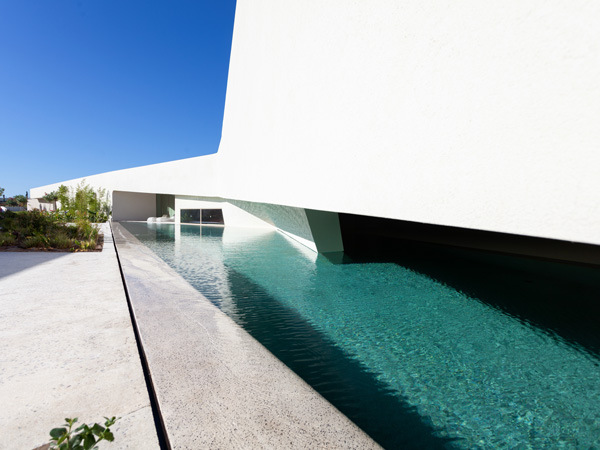 The pool suite in Noūs Santorini, located in Greece