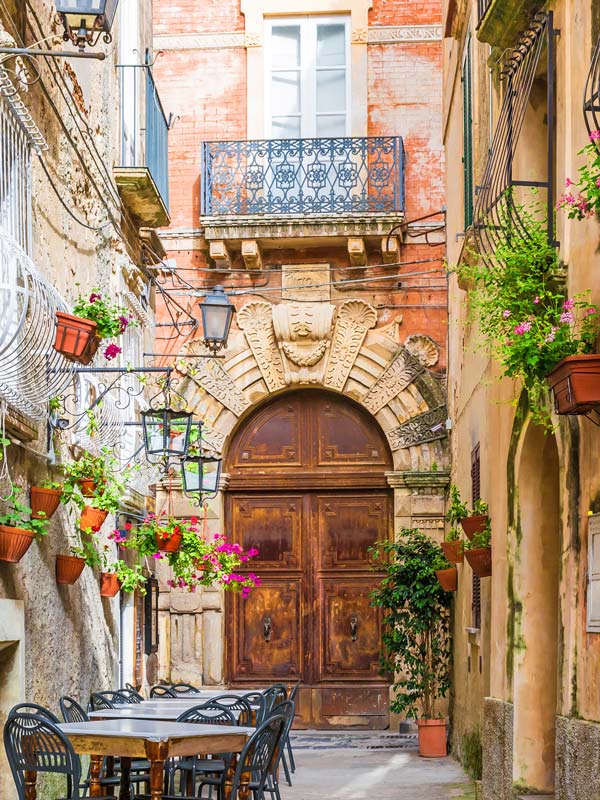 A dining area in a narrow alleyway in Positano, located in Italy