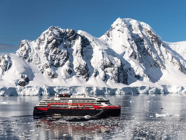 Expedition cruises go to bucket list destinations. (Image: Oscar Farrera)