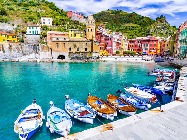 Vernazza-marina-in-Cinque-Terre