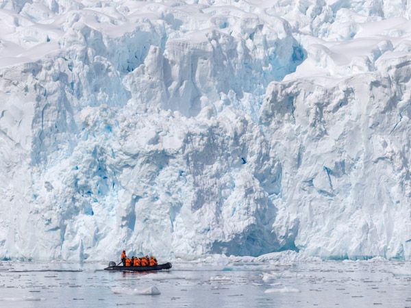 boat-cruise-in-Antarctica