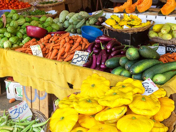 A photo of fruits and vegetables on a market.