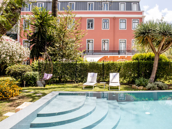 an outdoor swimming pool at Palácio Príncipe Real