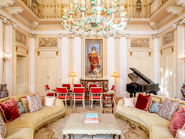 an elegant suite at Passalacqua