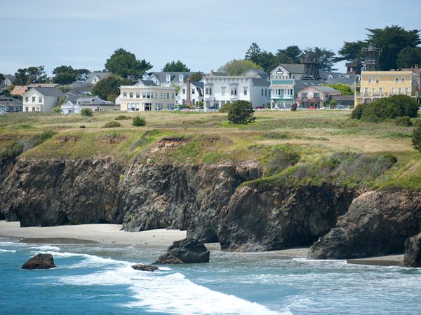 hilltop houses facing the sea in Mendocino