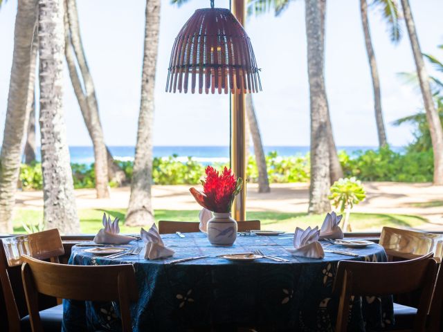 beachfront dining at Mama’s Fish House on Maui