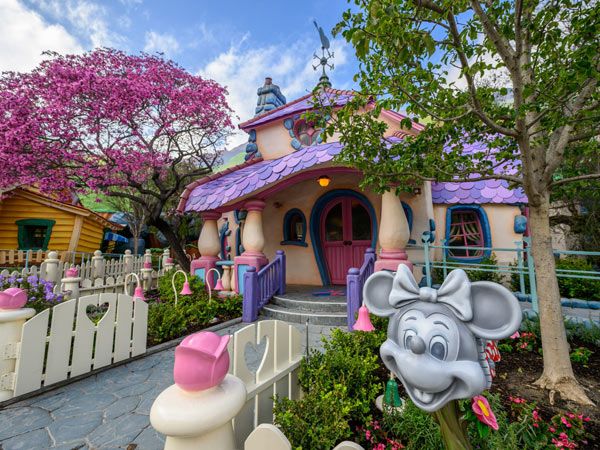 the colourful Minnie Mouse house at Mickey’s Toontown in Disneyland Park