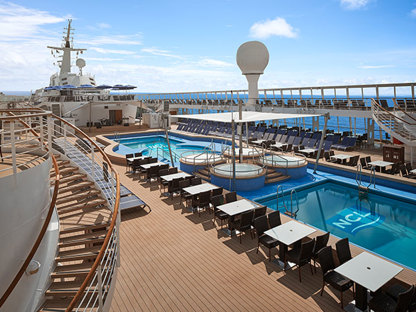 Norwegian Sky pool deck